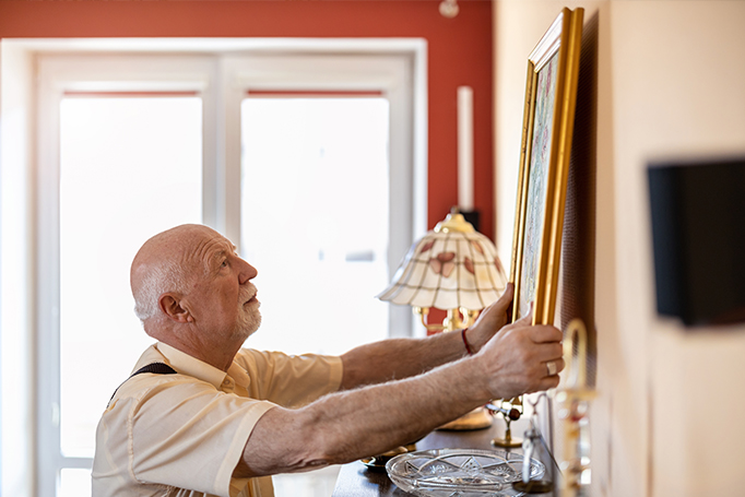 Man hanging a painting